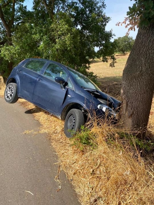 Auto uscita di strada contro un albero, prima del recupero
