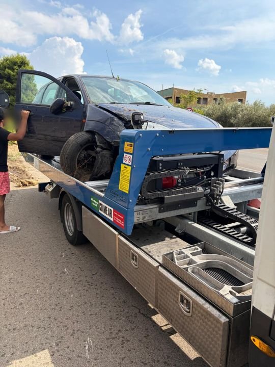 Auto incidentata sul carro attrezzi Spinelli