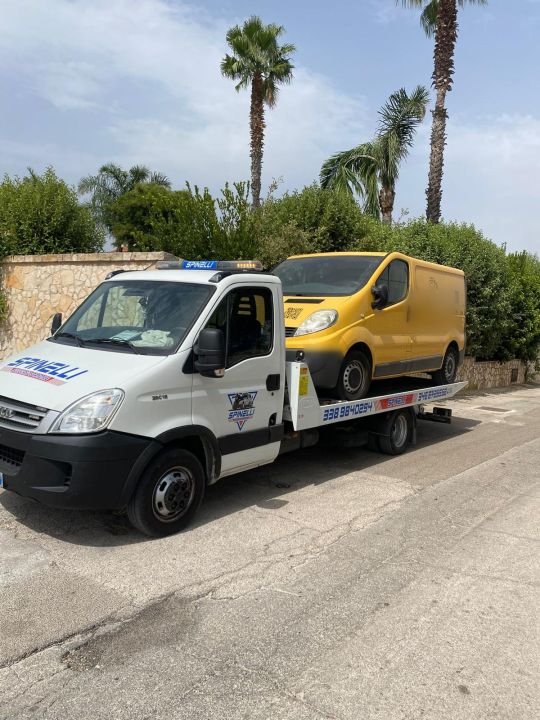 Furgone caricato sul carro attrezzi Spinelli
