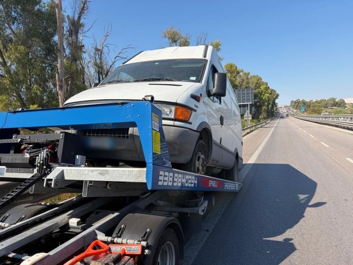 Furgone caricato sul carro attrezzi lungo una strada extraurbana