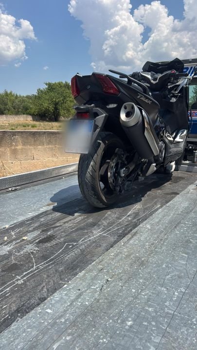 Maxi scooter caricato e fissato sul pianale del carro attrezzi