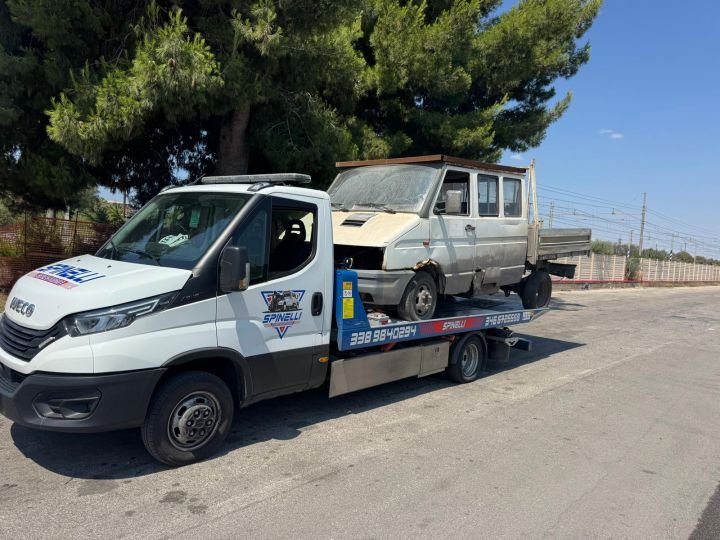 Pick-up da lavoro sul carro attrezzi Spinelli