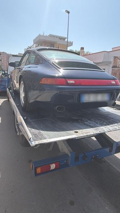 Porsche 911 caricata e fissata sul pianale del carro attrezzi